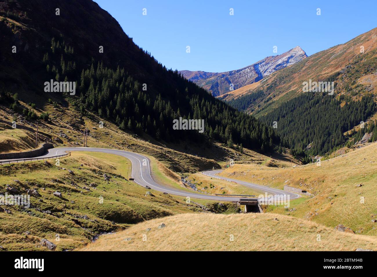 Le passage Transfagarasan est le passage au-dessus des montagnes de Carpates en Roumanie et est l'une des routes de montagne les plus spectaculaires au monde Banque D'Images