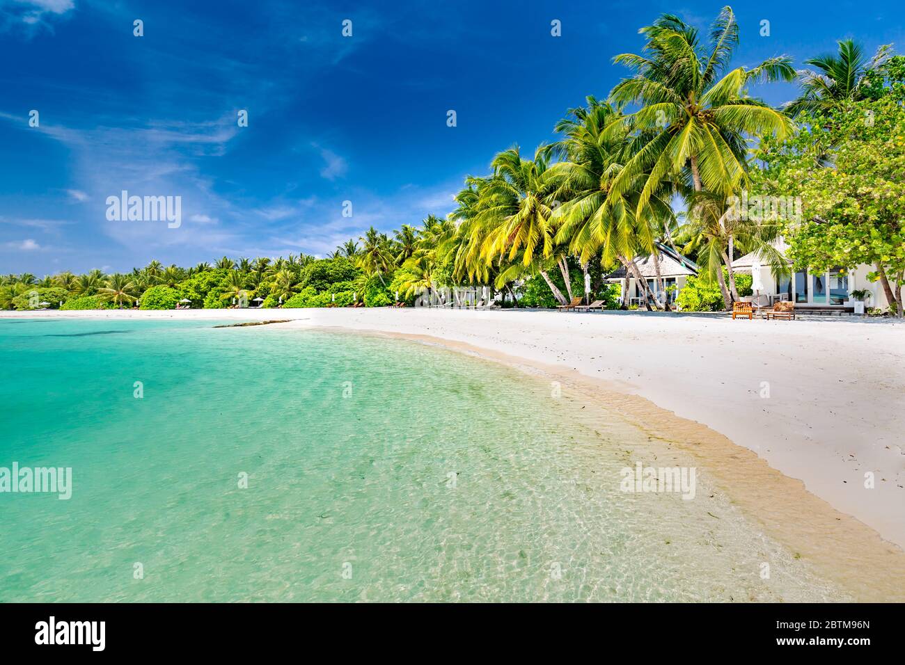 Fond tropical de plage comme paysage d'été avec balançoire de plage ou hamac et sable blanc et mer calme pour la bannière de plage. Des vacances parfaites sur la plage Banque D'Images