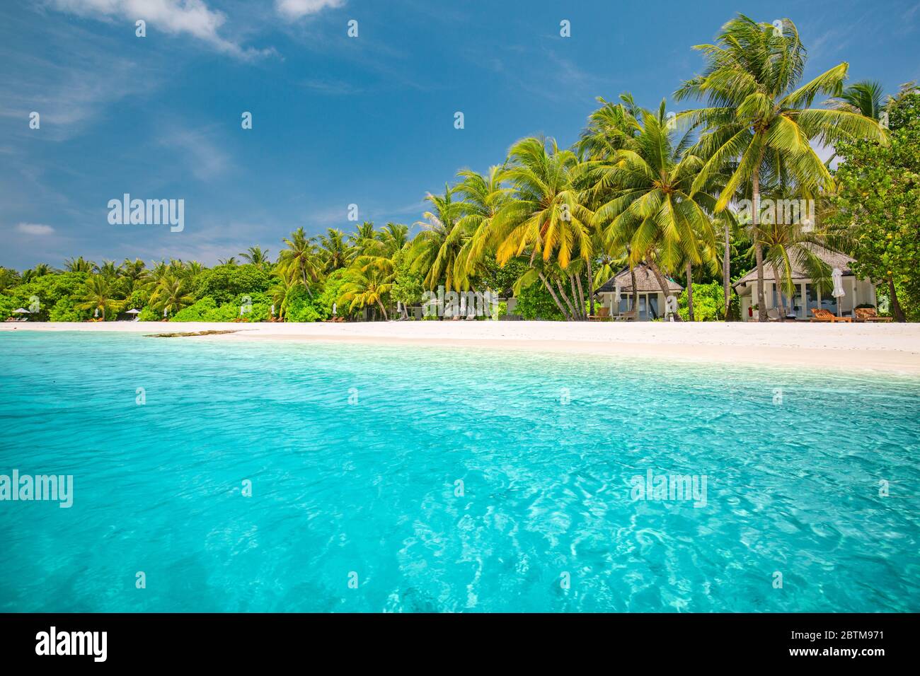 Fond tropical de plage comme paysage d'été avec balançoire de plage ou hamac et sable blanc et mer calme pour la bannière de plage. Des vacances parfaites sur la plage Banque D'Images
