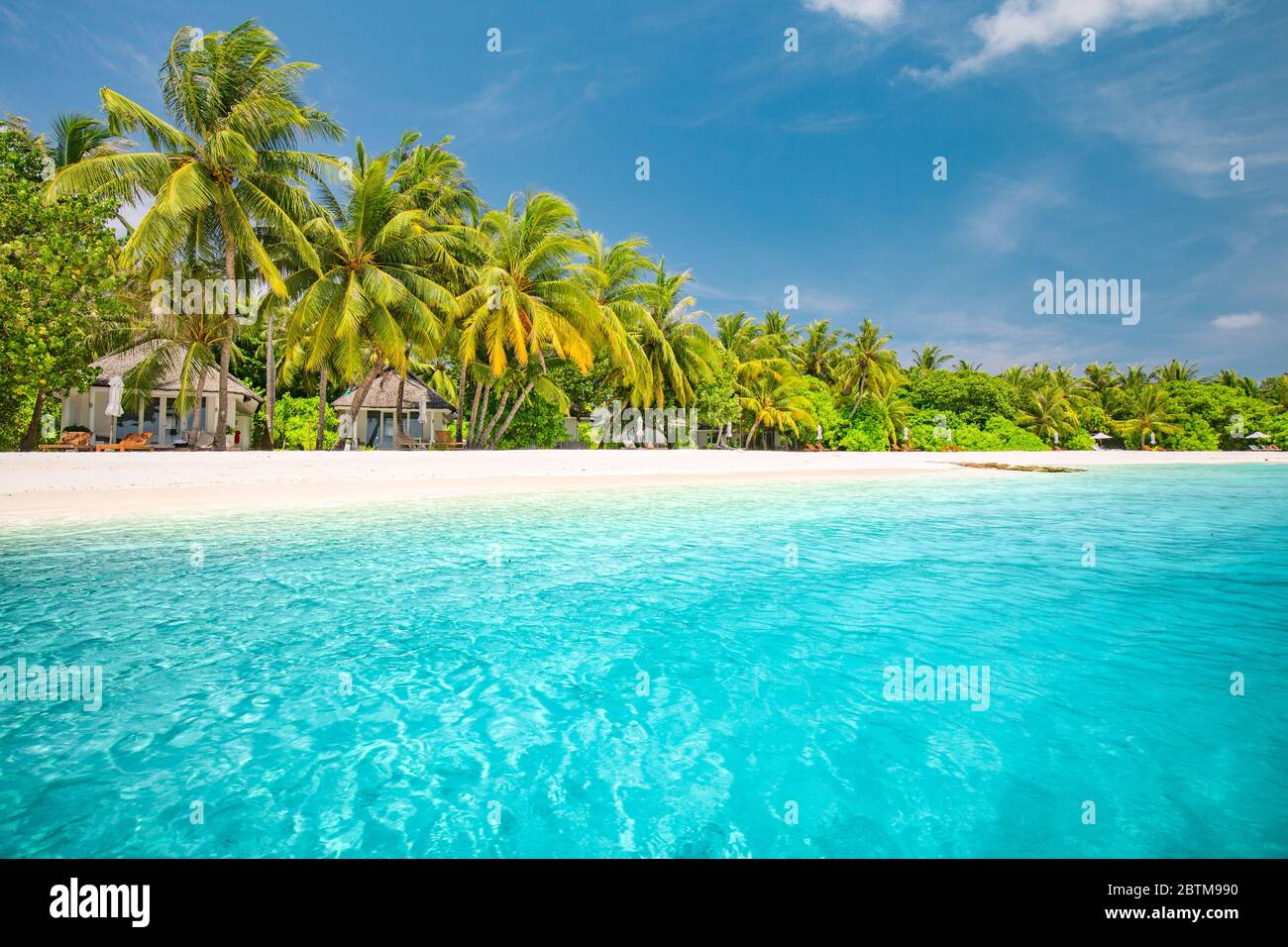 Fond tropical de plage comme paysage d'été avec balançoire de plage ou hamac et sable blanc et mer calme pour la bannière de plage. Des vacances parfaites sur la plage Banque D'Images