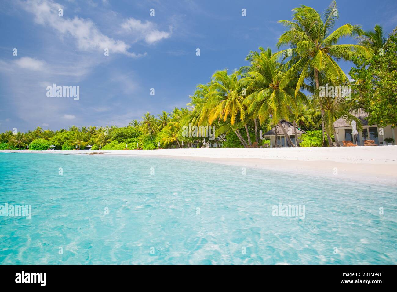 Fond tropical de plage comme paysage d'été avec balançoire de plage ou hamac et sable blanc et mer calme pour la bannière de plage. Des vacances parfaites sur la plage Banque D'Images