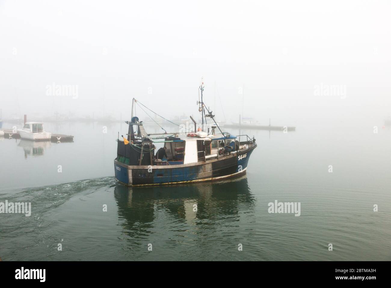 Crosshaven, Cork, Irlande. 27 mai 2020. Le bateau de pêche Majestic IV se déverse dans le brouillard du matin, alors qu'elle se dirige vers le terrain de pêche pour vérifier ses pots de crabe à Crosshaven, Co. Cork, Irlande. Le temps a été prédit pour la journée que le brouillard côtier se dissipera et deviendra ensoleillé partout avec des températures allant de 20 à 24 degrés Celsius. - crédit; David Creedon / Alamy Live News Banque D'Images