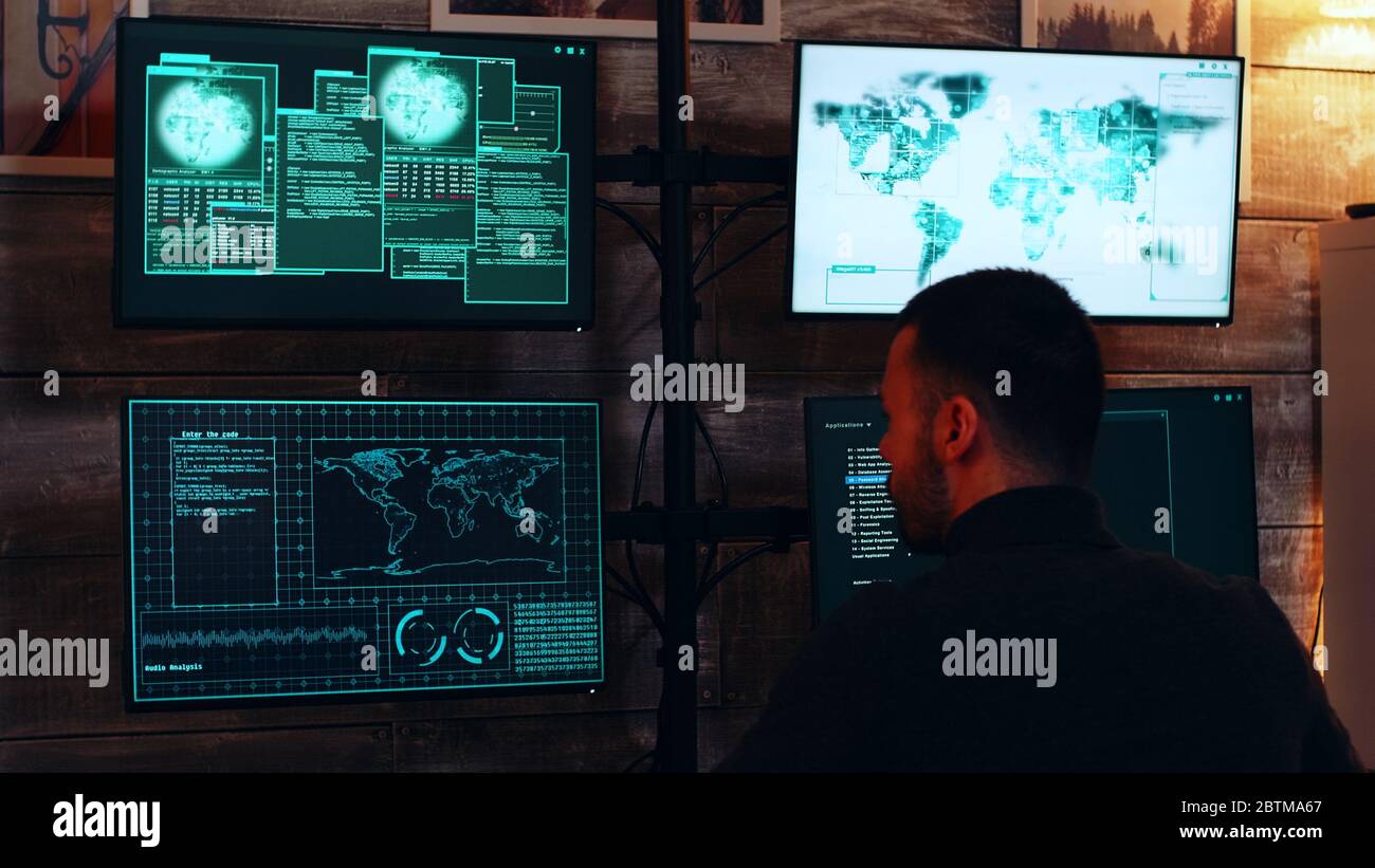 Zoom in shot cybercriminels organisés dans la pièce noire avec de super ordinateurs piratant le gouvernement. Banque D'Images