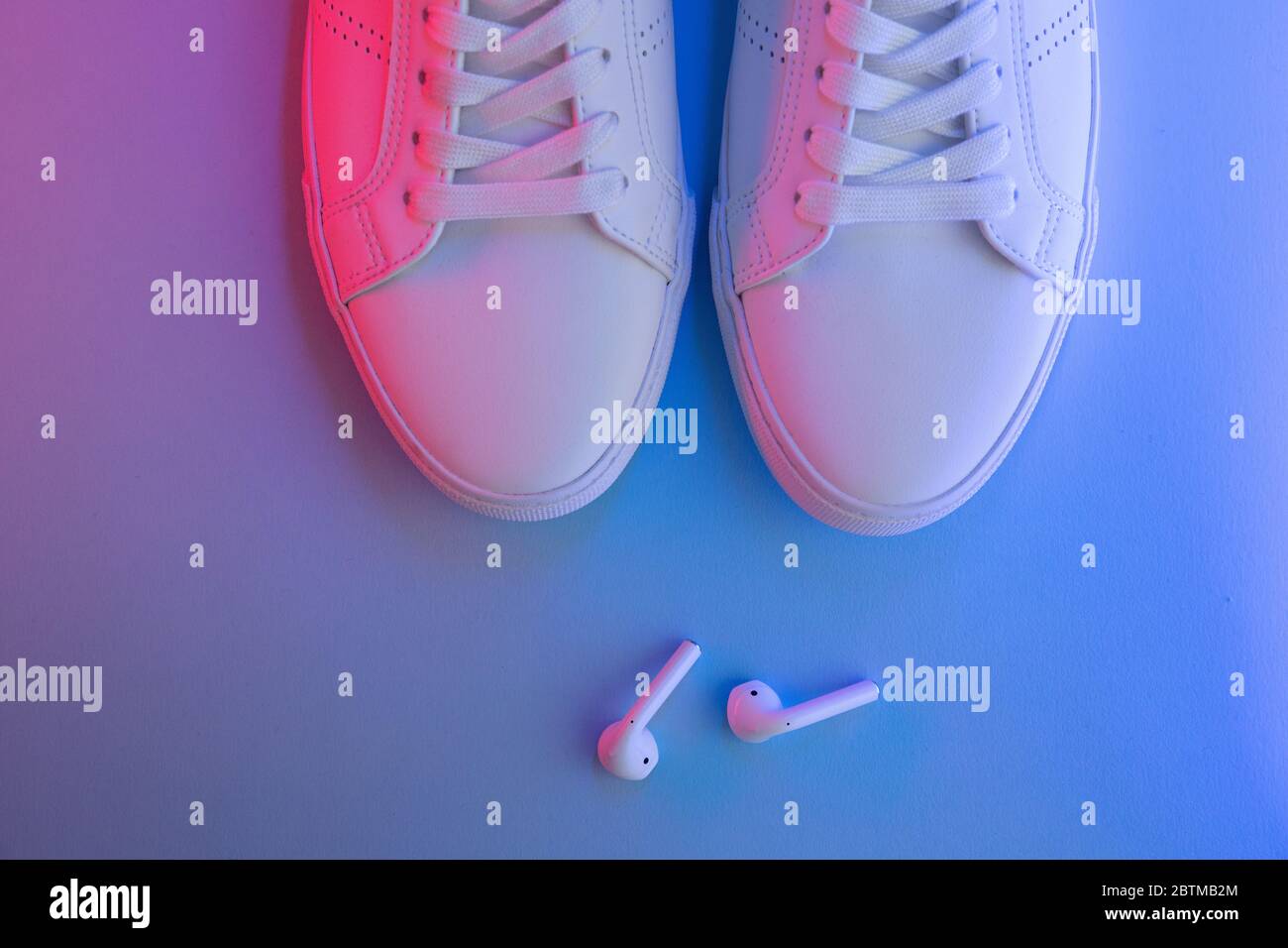 Paire de sneakers sur fond de couleur, vue du dessus Banque D'Images