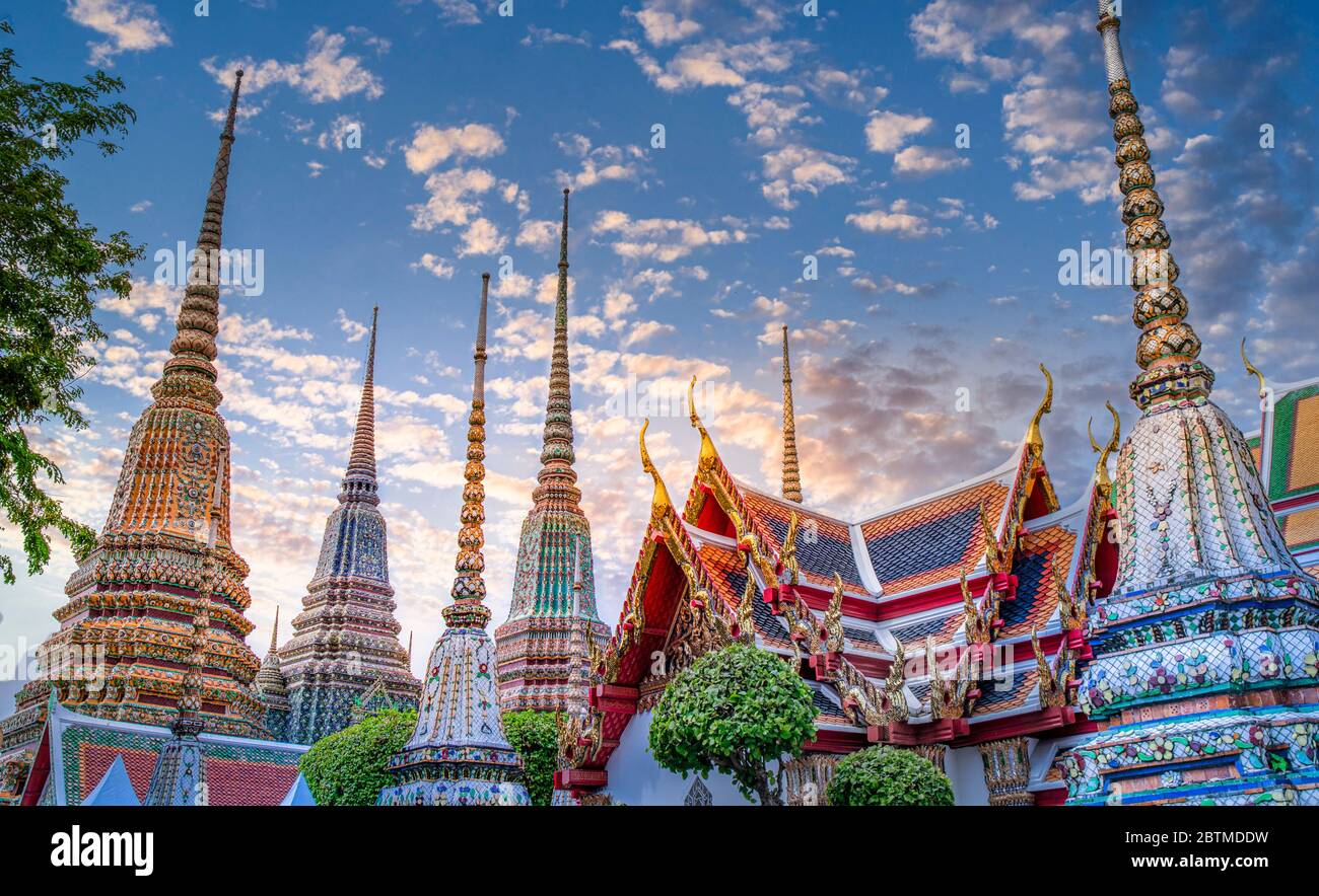 Thaïlande, Bangkok, ville, Temple Wat Pho *** Légende locale *** ville de Bangkok, Temple, Thaïlande, Wat Pho, architecture, coloré, paysage, horizon, stupas, soleil Banque D'Images