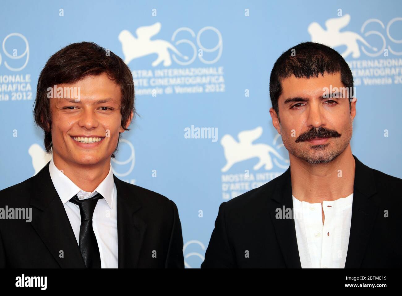 Venise Italie Septembre 05 Baris Hacihan Et Ozcan Deniz Assistent A La Seance De Photocall Araf Quelque Part Entre Les Deux Au 69e Festival Du Film De Venise Photo Stock Alamy