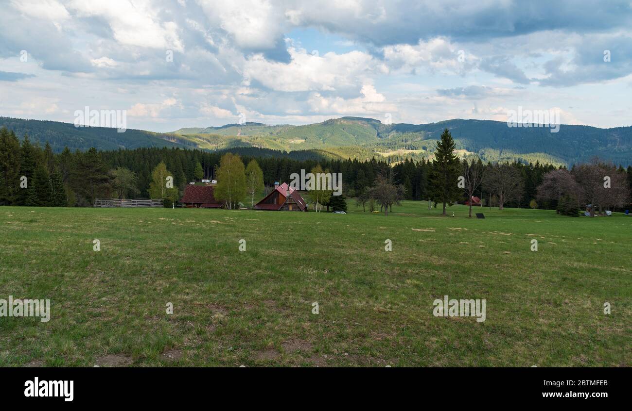 Belle Moravskoslezske Beskydy montagnes près de Visalaje en République tchèque avec prairie de montagne, quelques maisons isolées et des collines sur le fond Banque D'Images