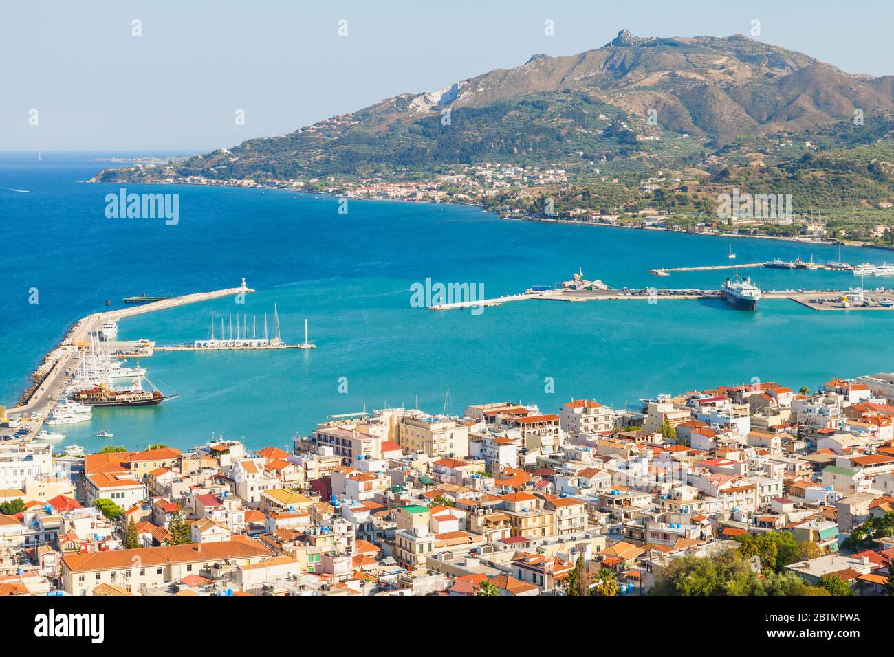 Zakynthos paysage avec port principal de la ville. Cette île grecque de la mer Ionienne est une destination touristique populaire pour les vacances d'été Banque D'Images