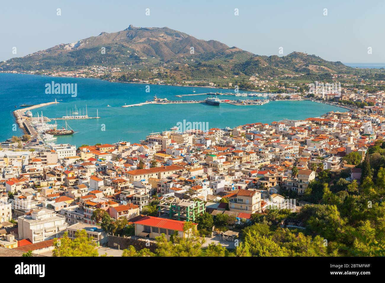 Paysage de l'île de Zakynthos avec port principal. Cette île grecque de la mer Ionienne est une destination touristique populaire pour les vacances d'été Banque D'Images