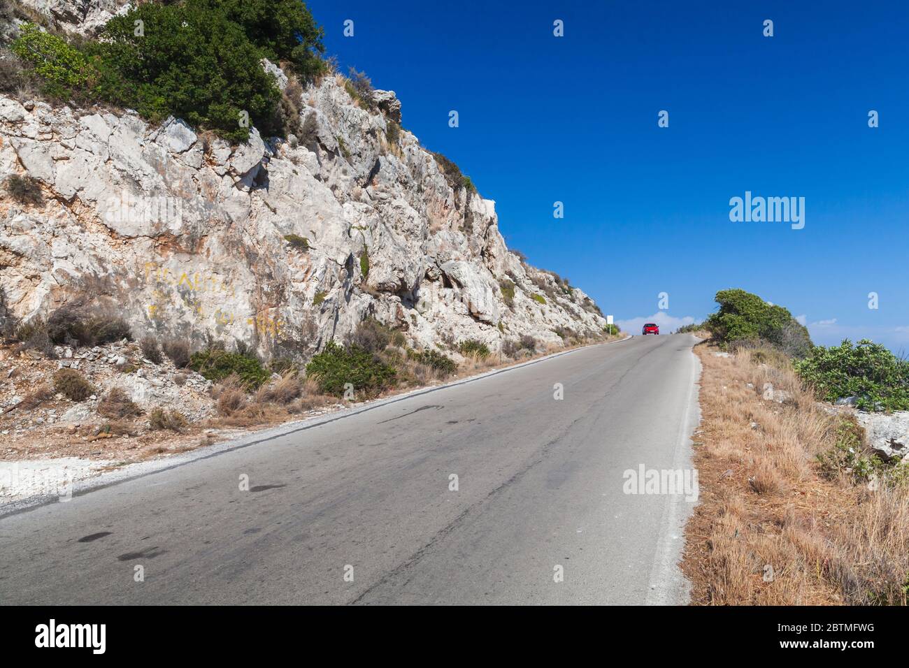 Vue panoramique sur la route de montagne. Photo de voyage prise à l'île de Zakynthos, Grèce. Paysage rural d'été Banque D'Images