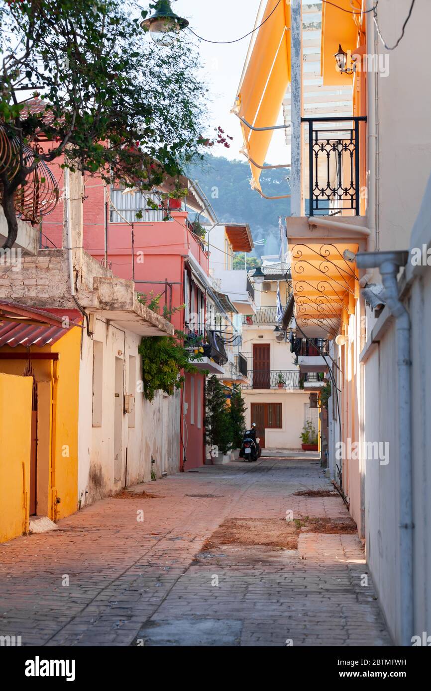 Vue sur la rue Zakynthos. Cette île grecque de la mer Ionienne est une destination touristique populaire pour les vacances d'été Banque D'Images