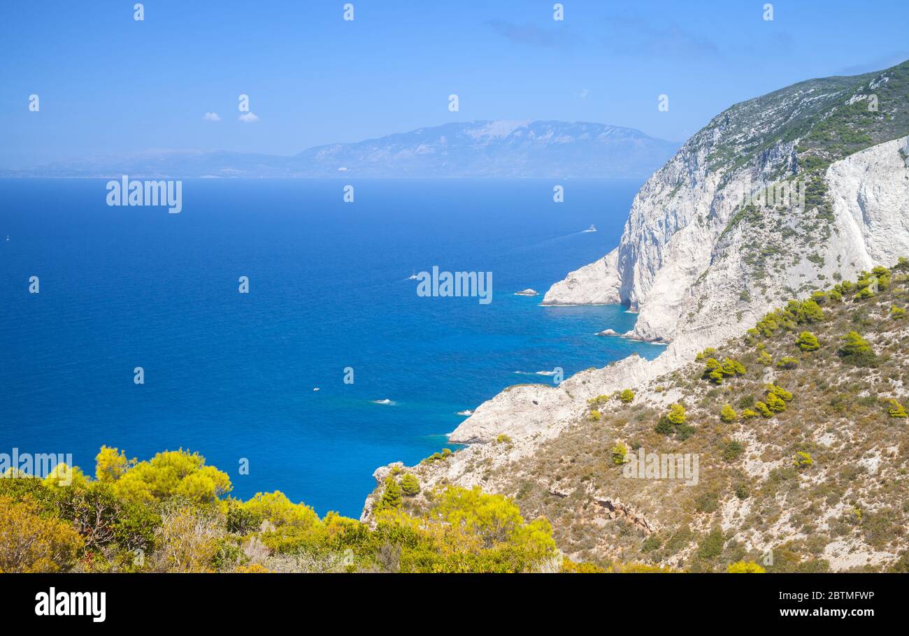 Baie de Navagio, Grèce. Paysage côtier avec des rochers à la journée ensoleillée, site naturel de l'île grecque de Zakynthos Banque D'Images