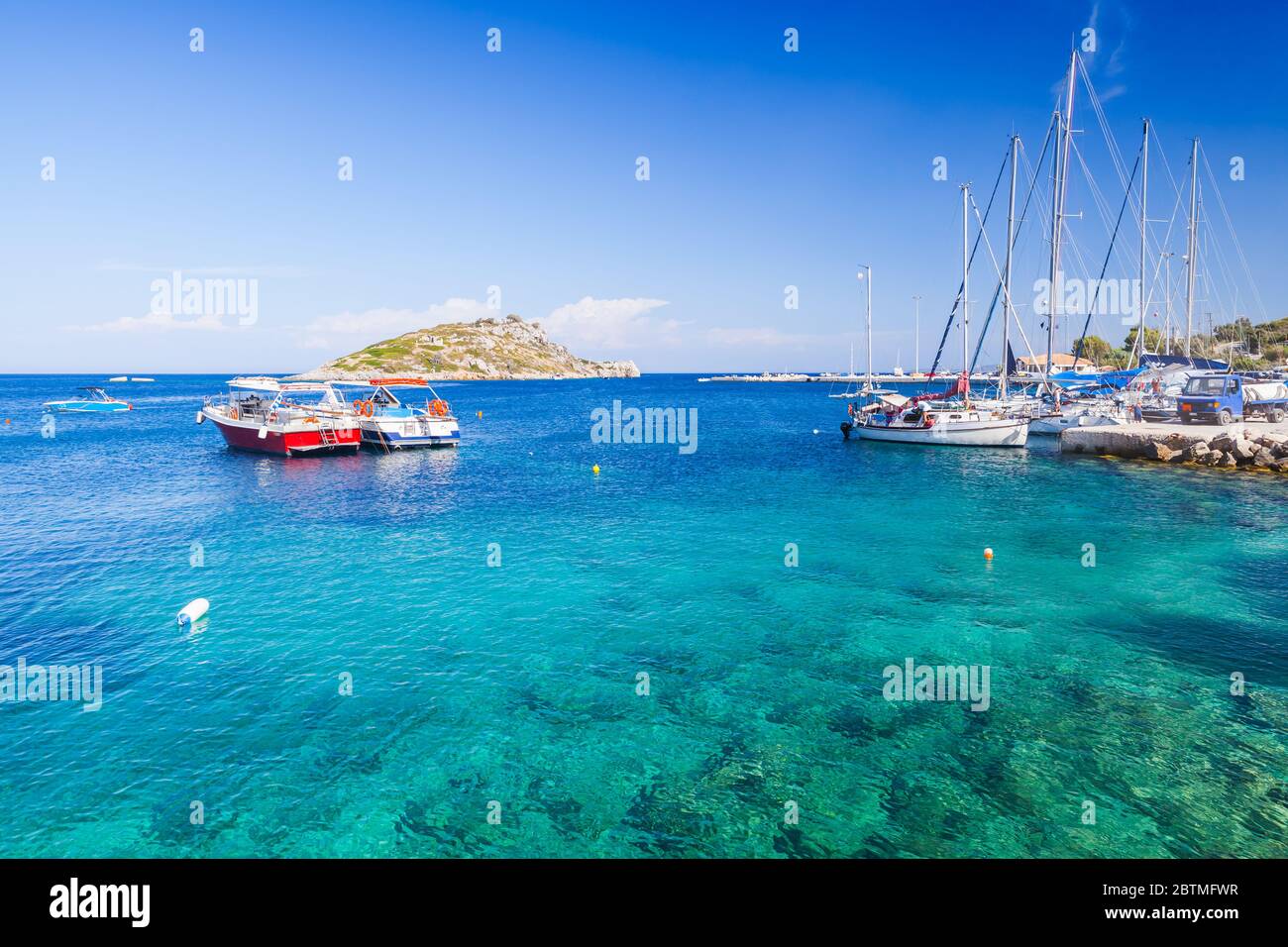 Les yachts à voile sont amarrés à Agios Nikolaos. Port de l'île de Zakynthos, Grèce. Destination touristique populaire pour les vacances d'été Banque D'Images