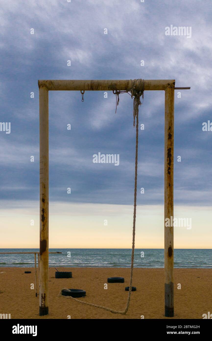 Grand tourniquet sur la plage avec corde à tirer. Ciel bleu et océan sur fond. Banque D'Images