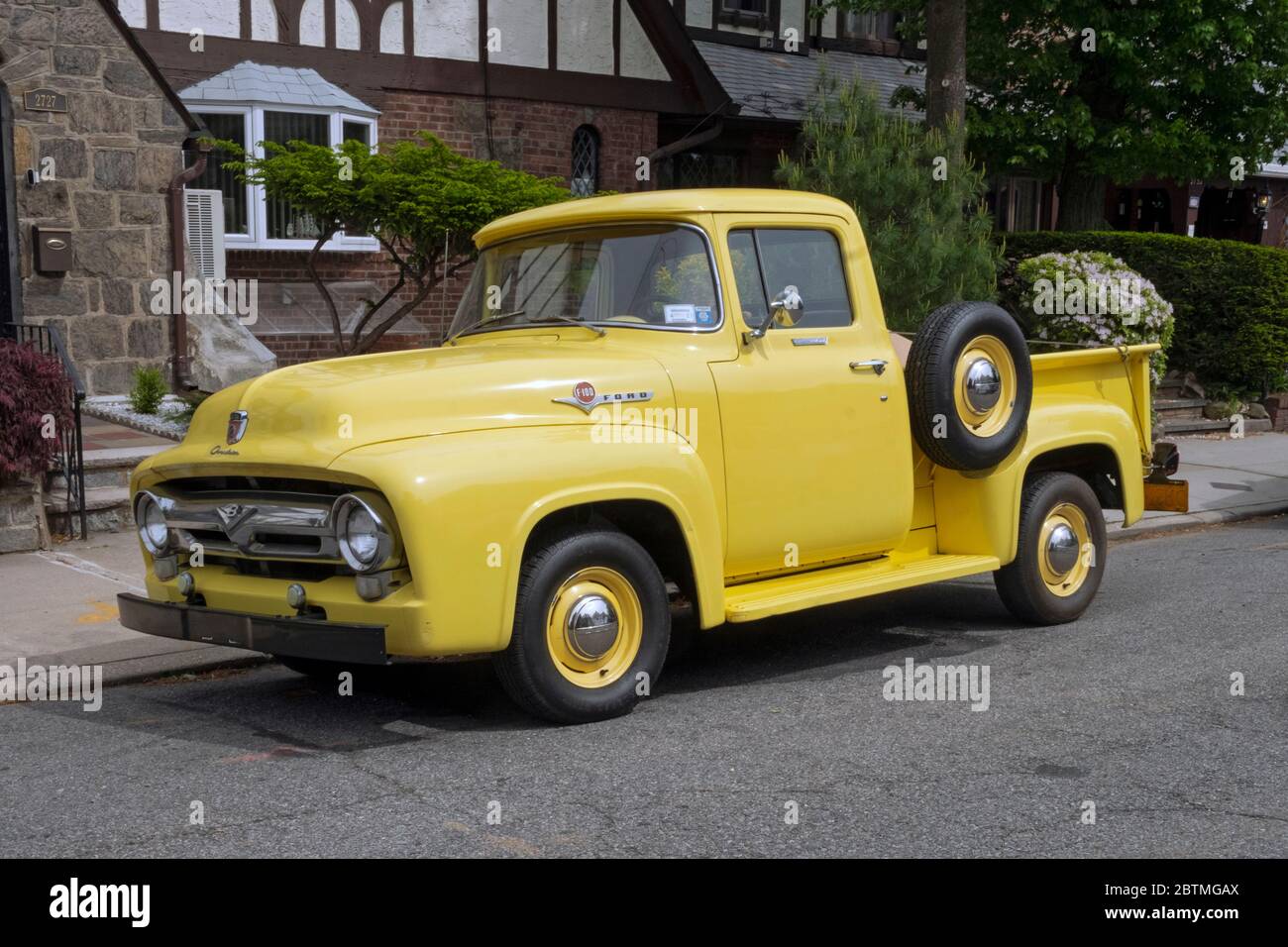 Un pick-up Ford Overdrive 1956 rénové, stationné dans une rue résidentielle tranquille de Flushing, Queens, New York. Banque D'Images