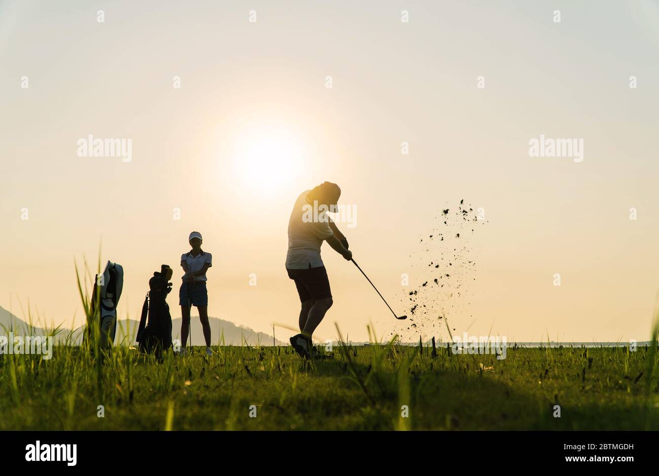 Couple en action de jouer au golf ensemble. Obstacles aux exercices de golf dans les zones difficiles et les exercices difficiles. Les moments difficiles séjour ensemble dans la famille co Banque D'Images