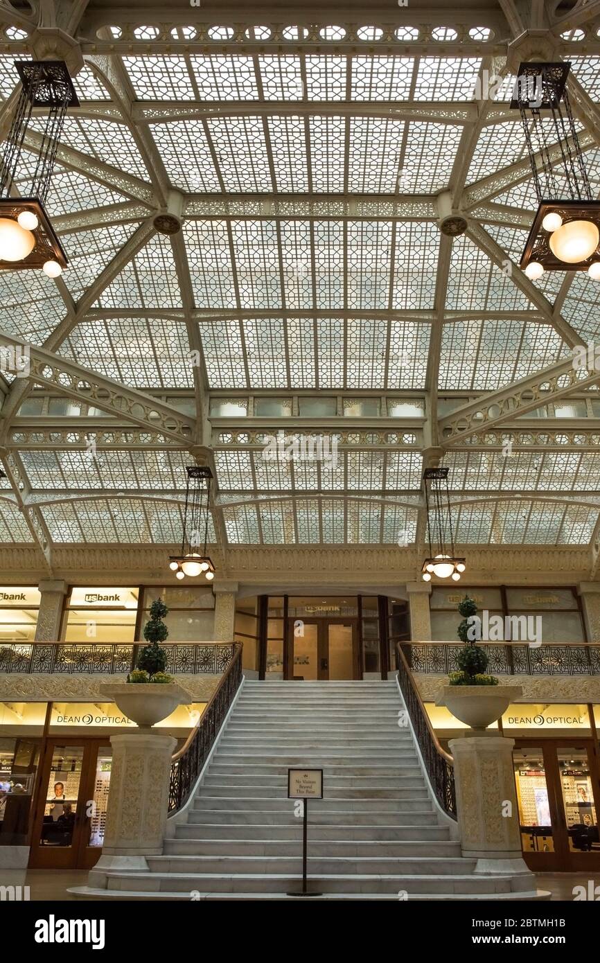 Photo verticale frontale du magnifique plafond et de l'escalier du hall du Rookery Building, rénové par Frank Lloyd Wright en 1905, Chicago, Illinois Banque D'Images
