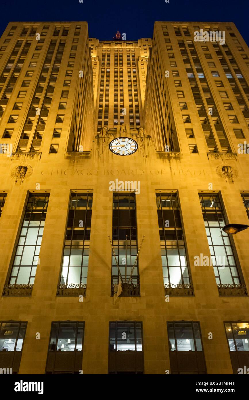 Photo nocturne verticale à angle bas de la façade allégée du Chicago Board of Trade, Chicago, Illinois, États-Unis Banque D'Images