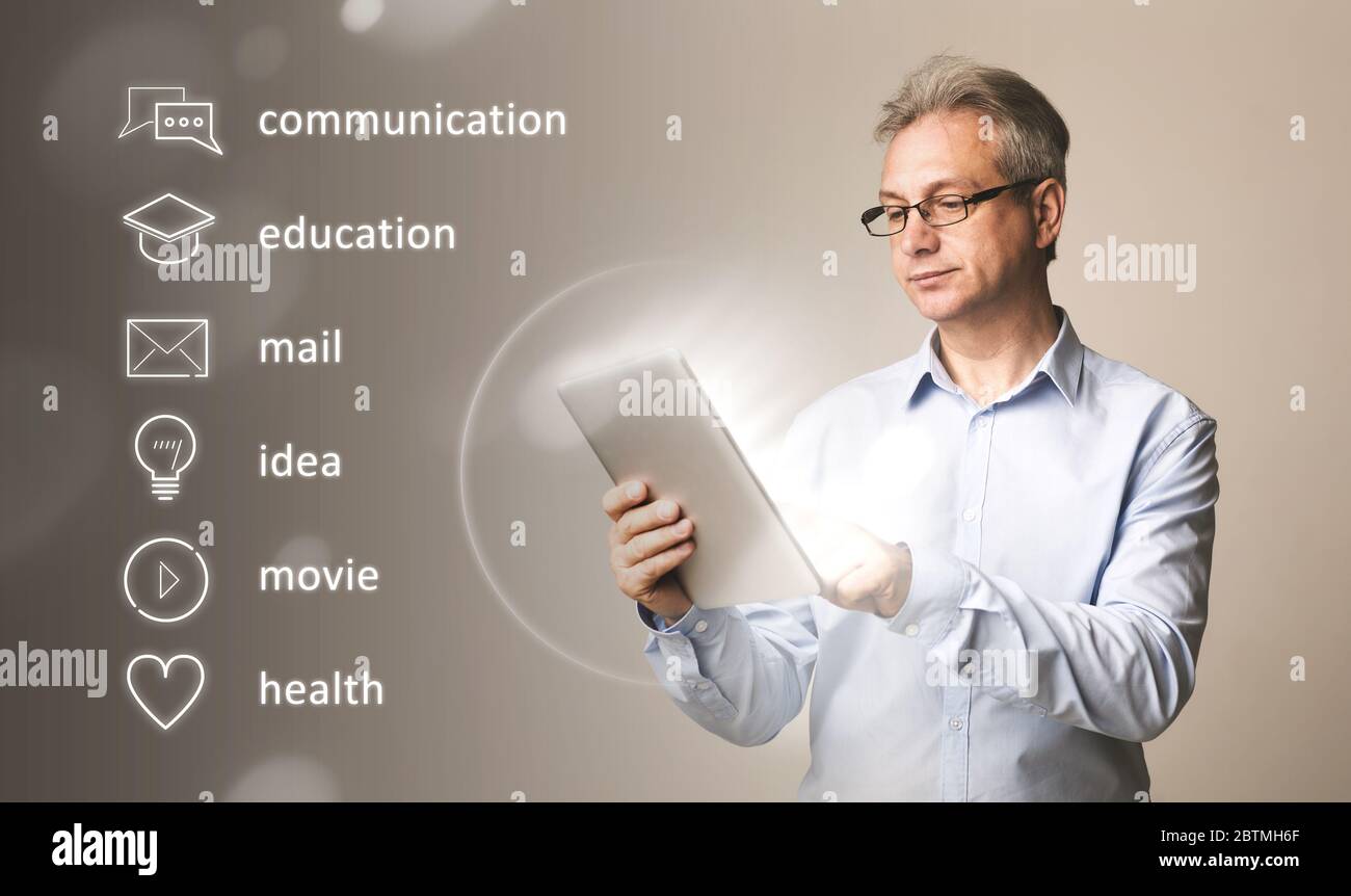 Homme mature avec une tablette et des pictogrammes d'interface utilisateur sur écran virtuel, fond gris. Collage Banque D'Images