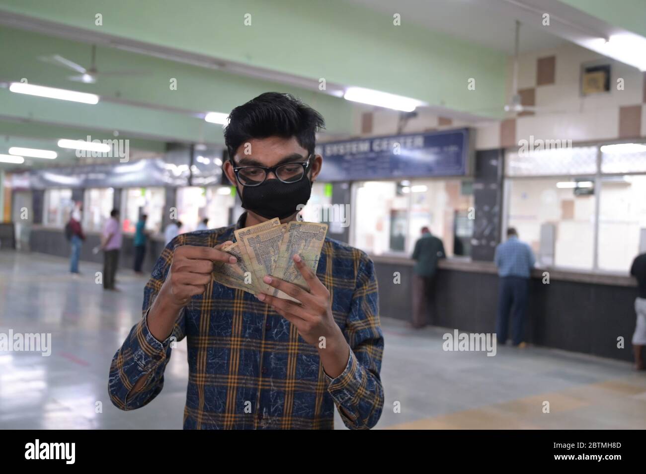 Prayagraj, Uttar Pradesh, Inde. 27 mai 2020. Prayagraj: Un passager compte de l'argent après avoir obtenu le remboursement de ses billets annulés en raison de l'enfermement pendant le gouvernement en cours imposé COVID-19 confinement, à Prayagraj le 27 mai 2020. Crédit: Prabhat Kumar Verma/ZUMA Wire/Alamy Live News crédit: ZUMA Press, Inc./Alamy Live News Banque D'Images