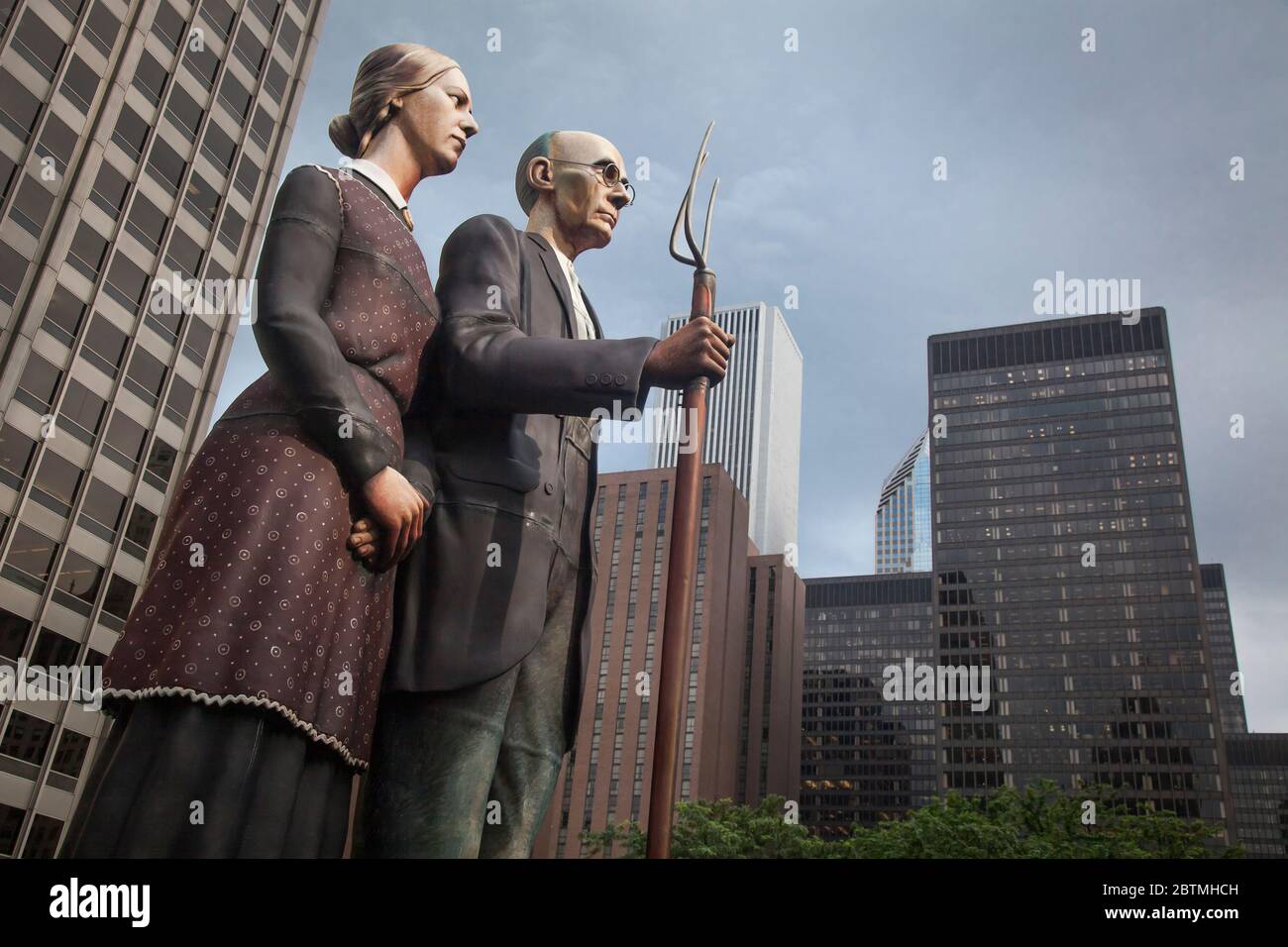 Photo horizontale en bas angle de la statue de « l’Amérique bénir Dieu » par l’exposition temporaire J. Steward Johnson, Pioneer court, Chicago, Illinois Banque D'Images