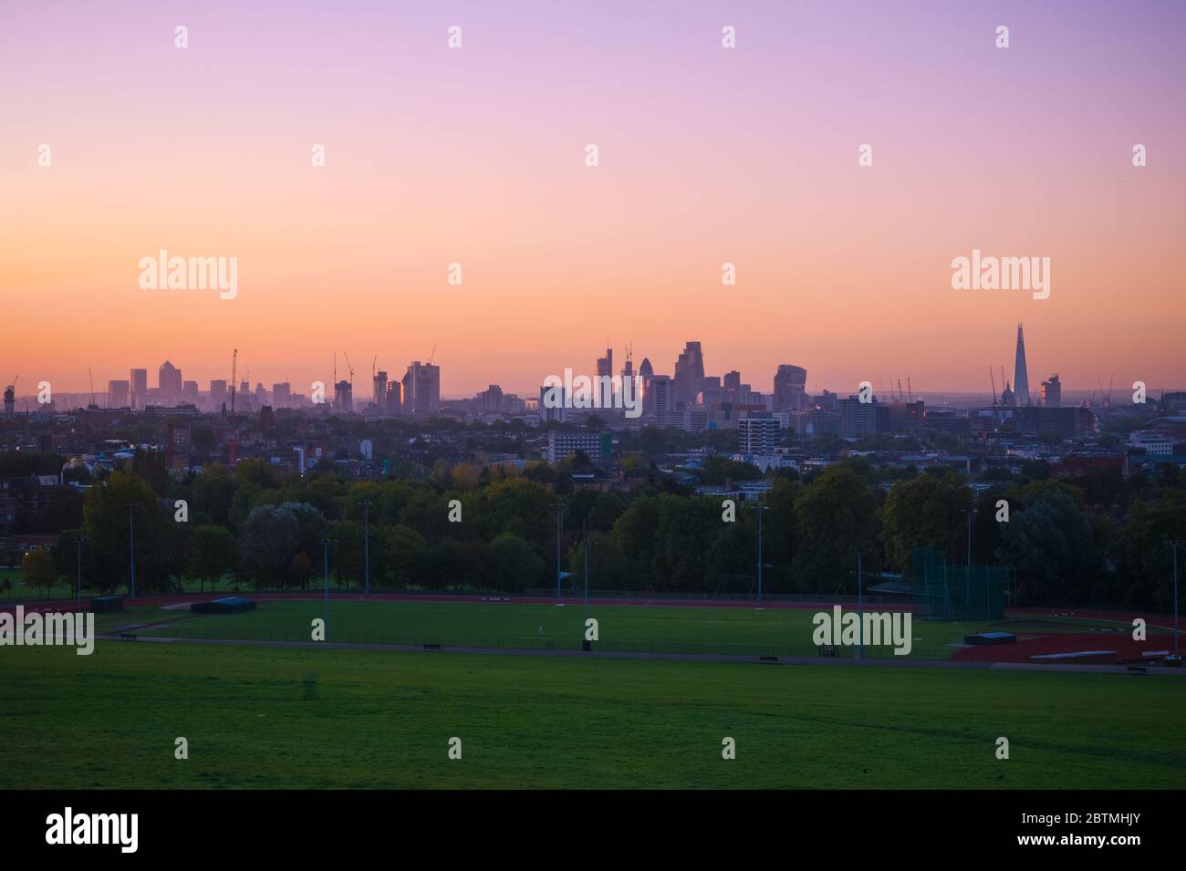 Vue vers Londres City skyline au lever du soleil à partir de la colline du Parlement, à Hampstead Heath Banque D'Images