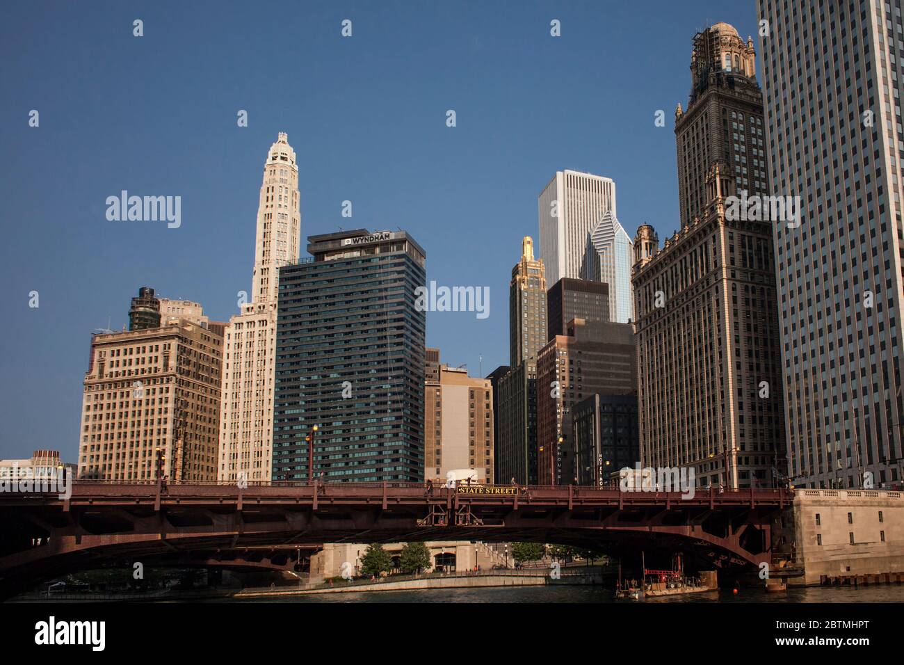 Vue horizontale sur State Street Bridge et les gratte-ciel de Chicago, avec Carbide et Carbon et Jewelers Building un après-midi ensoleillé, Chicago, Illinois Banque D'Images