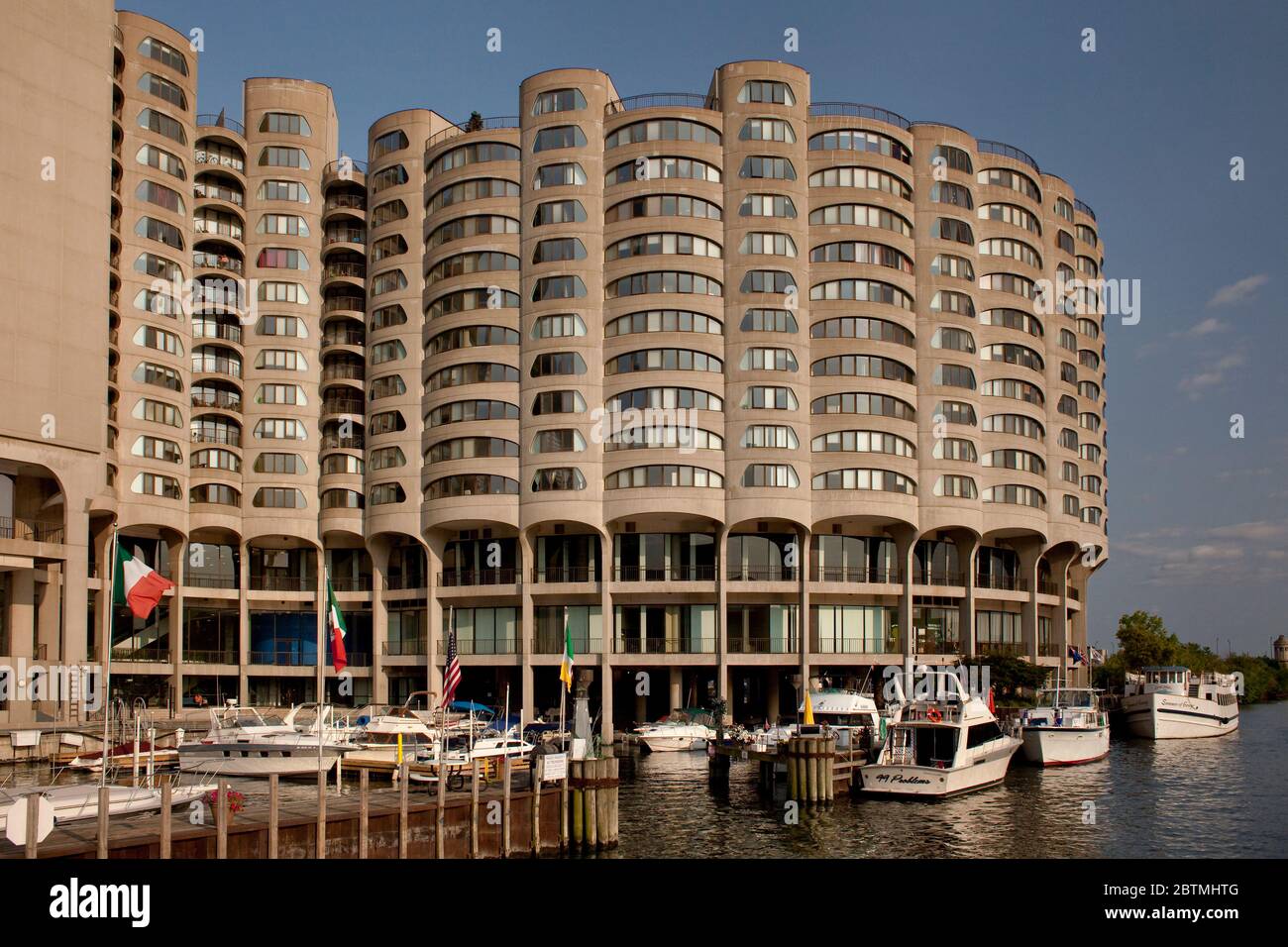 Vue horizontale de la façade du bâtiment River City Marina et de son petit quai à bateaux sur la rivière Chicago, dans un après-midi ensoleillé Chicago, Illinois, États-Unis Banque D'Images