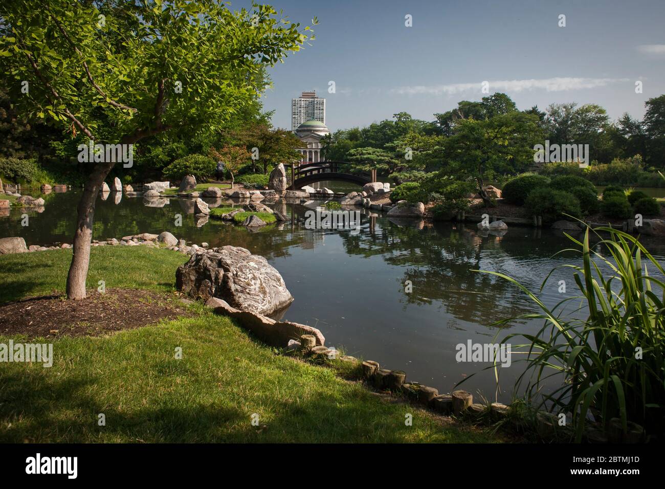 Osaka Japanese Garden (Garden of the Phoenix), avec le Museum of Science & Industry en arrière-plan, Jackson Park, Hyde Park, Chicago, Illinois Banque D'Images