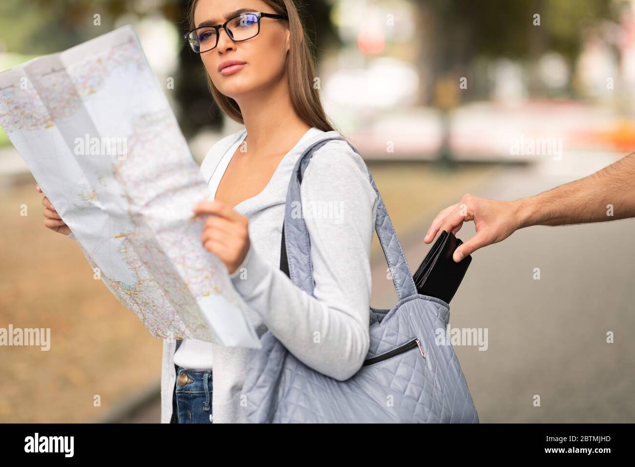 Voleur porte-monnaie de Tourist Girl's Bag Standing Outdoor, Cropped Banque D'Images