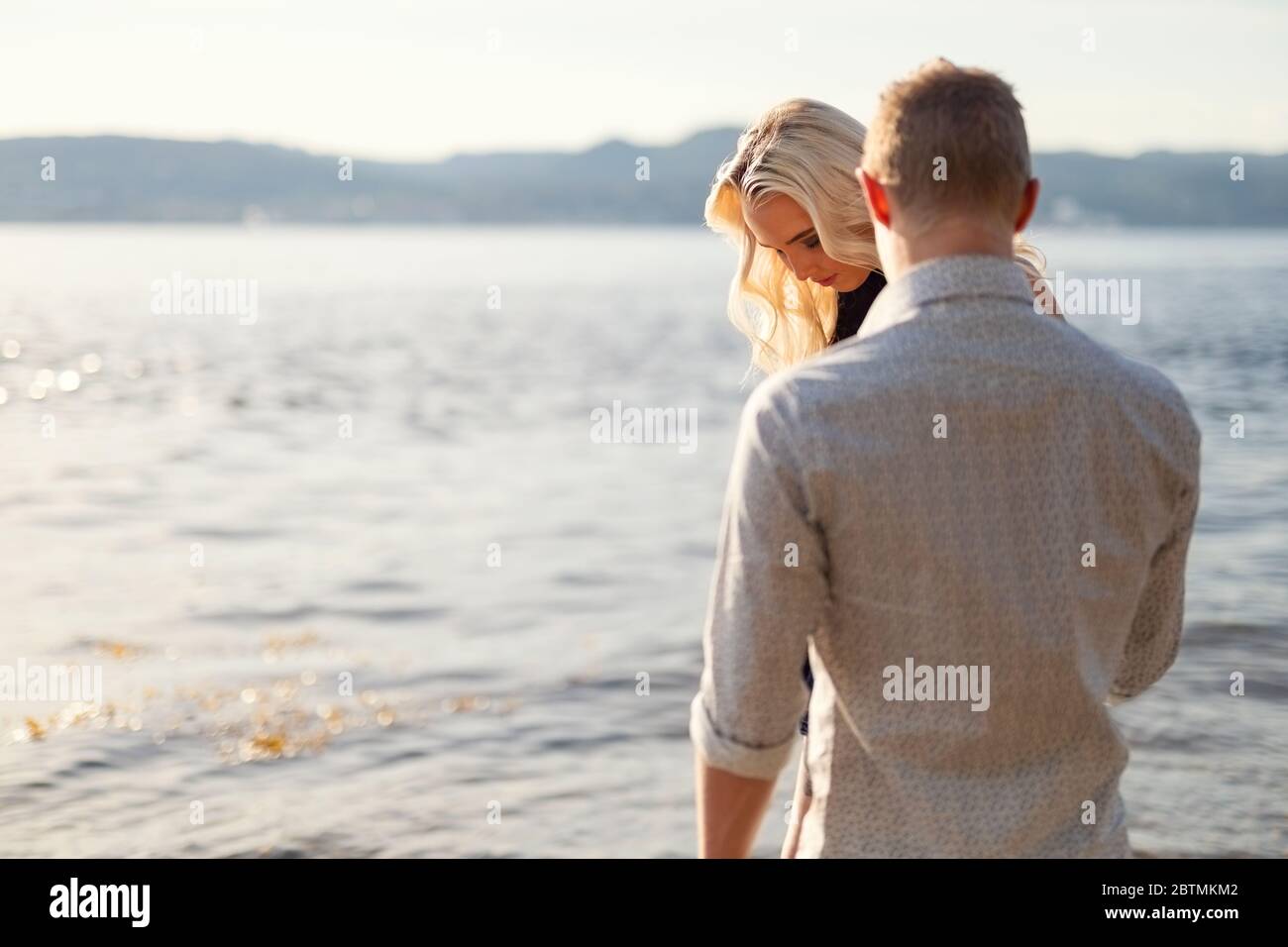 Dans l'amour couple holding hands at the beach Banque D'Images