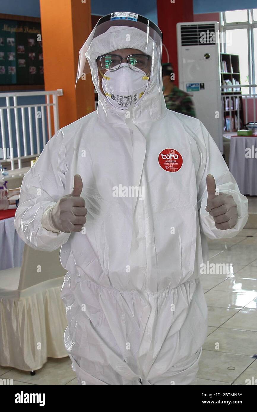 27 mai 2020, Medan, Sumatra Nord, Indonésie : la santé médicale indonésienne porte une protection personnelle pour prendre des photos après avoir effectué un test rapide pendant l'épidémie de virus COVID-19 à Medan, Sumatra Nord, le 27 mai 2020. Le président indonésien Joko Widodo a ordonné le déploiement de centaines de milliers de soldats et d'officiers de police pour faire respecter les règlements sur l'utilisation des masques faciaux et maintenir la distance physique, le pays qui compte la quatrième population mondiale se prépare à rouvrir son économie après l'enfermement du virus corona. (Image de crédit : © Albert Ivan Damanik/ZUMA Wire) Banque D'Images