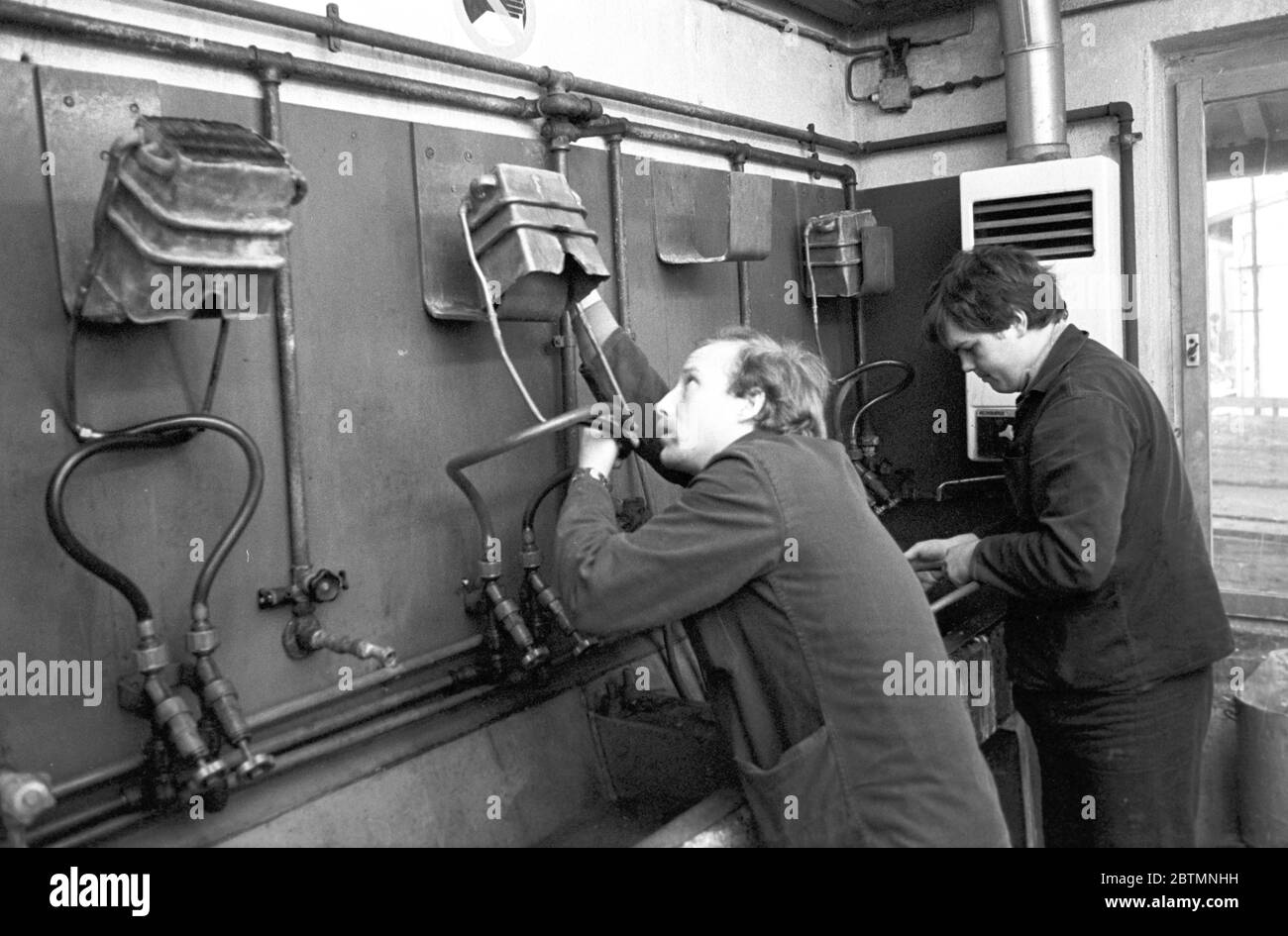 30 novembre 1984, Saxe, Delitzsch: Les chaudières à eau des chauffe-eau sont réparées par des travailleurs qualifiés au PGH Ausbau Delitzsch au milieu des années 1980. De l'eau chaude a été produite dans de nombreux appartements utilisant ces dispositifs. Date exacte de l'enregistrement inconnue. Photo: Volkmar Heinz/dpa-Zentralbild/ZB Banque D'Images