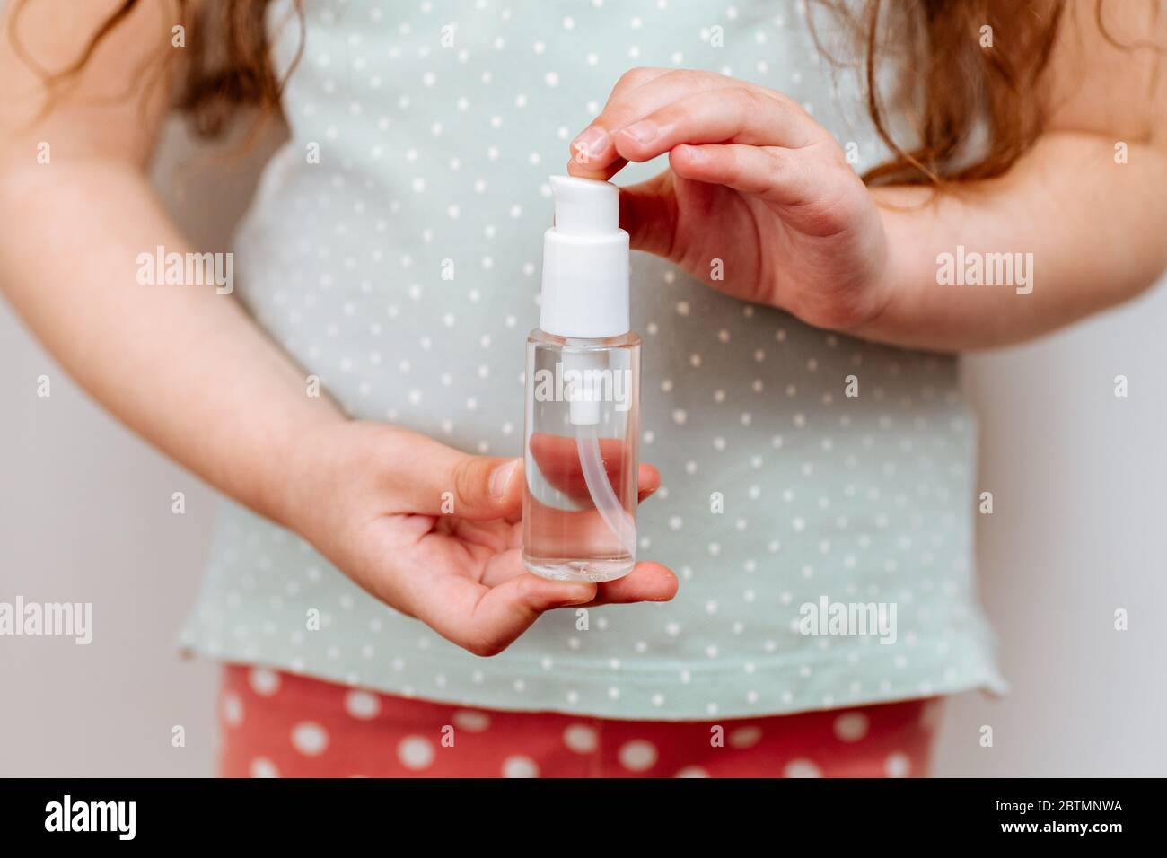 Remède antibactérien pour les mains des enfants. Se protéger se laver les mains plus souvent. Banque D'Images
