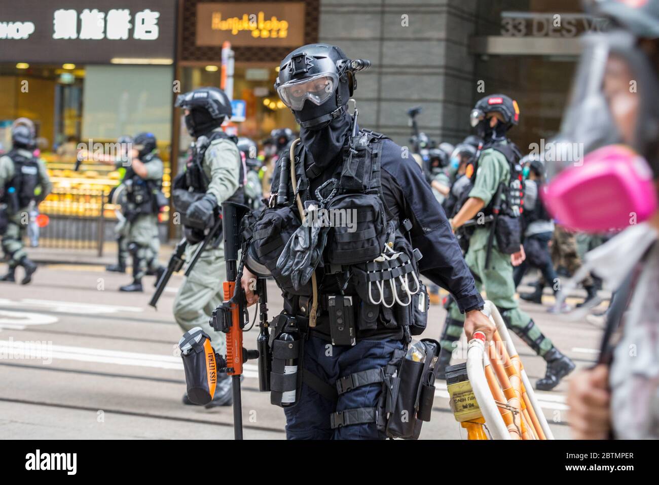 Central, Hong Kong. 27 mai 2020 Hong Kong proteste contre la loi nationale d'hymne. Un policier défaisant des barricades des routes. Crédit : David Ogg / Alamy Live News Banque D'Images