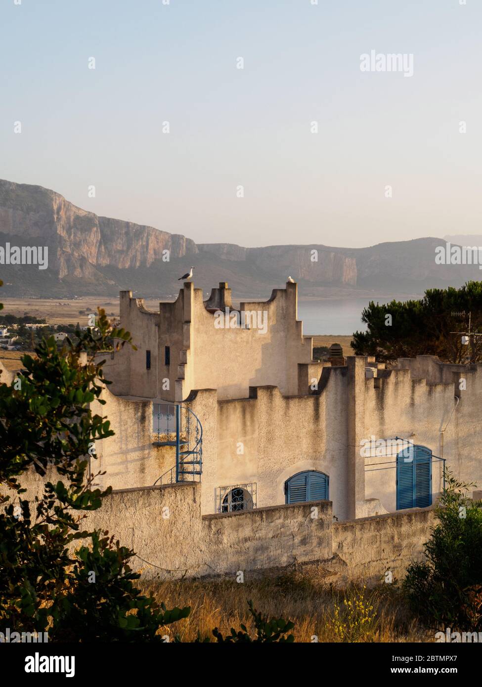 une maison merveilleuse décorée sur la côte de sicile au coucher du soleil Banque D'Images