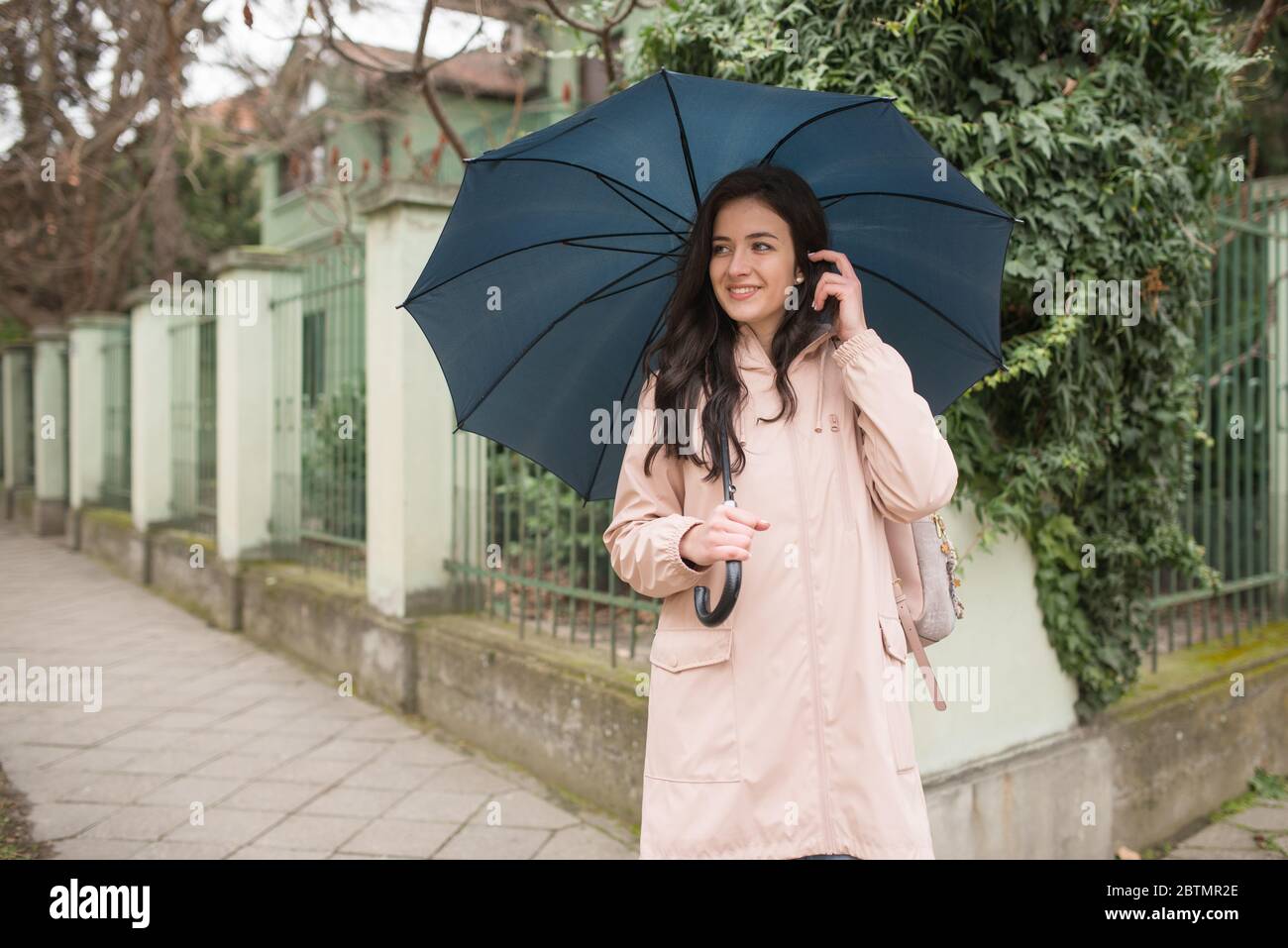 Jeune fille avec un parapluie dans la rue Banque D'Images