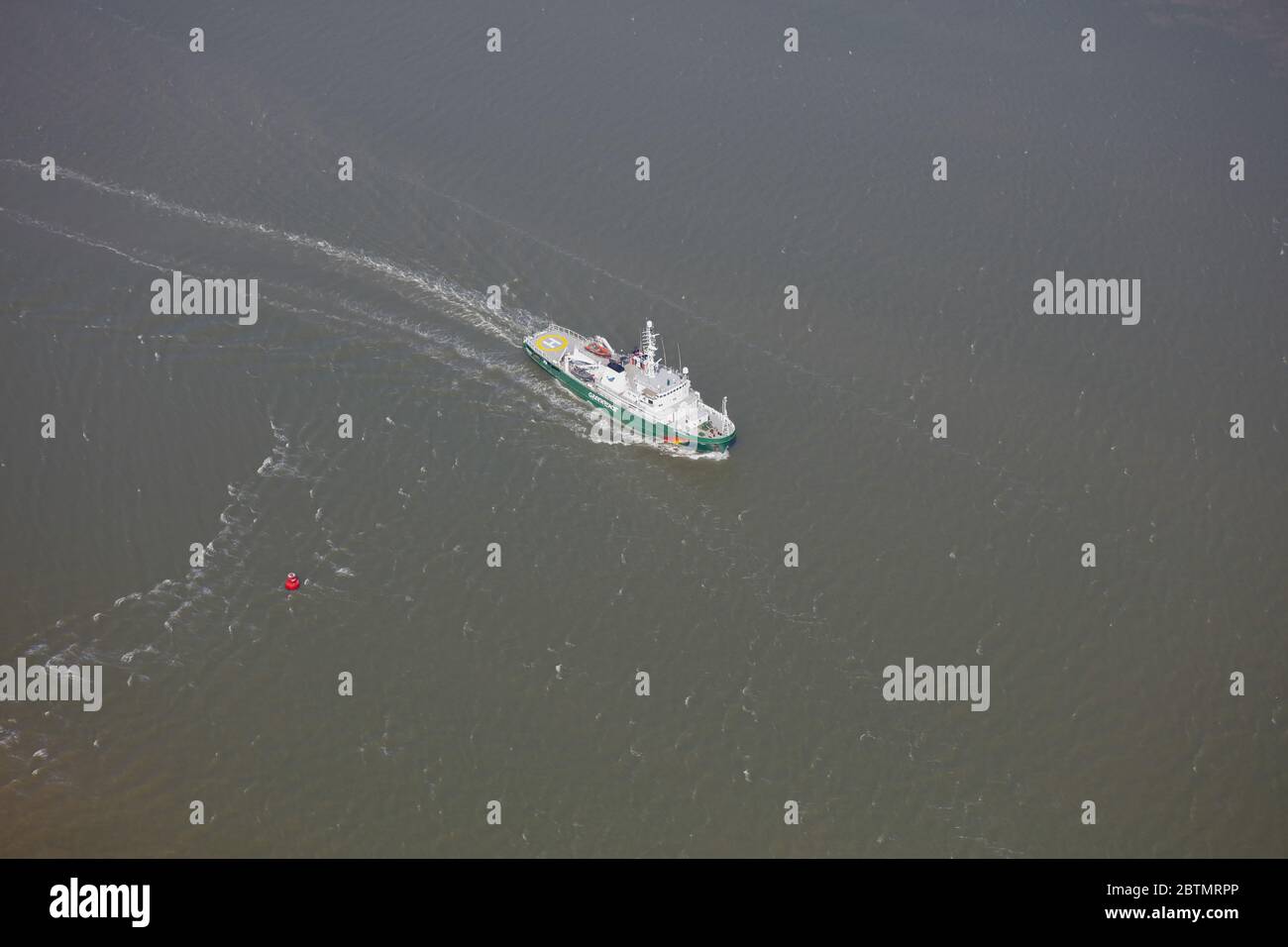 Vue aérienne du navire de patrouille de pêche internationale Esperanza Greenpeace Banque D'Images