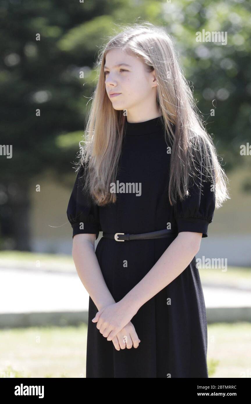 Madrid, Espagne. 27 mai 2020. Infanta Sofía garder une minute de silence à la mémoire de la victime par la pandémie COVID19 Los Reyes Felipe y Letizia junto a sus hijas guardan un minuto de silencio en memoria de las victimadas del Covid19 crédit: CORDON PRESSE/Alay Live News Banque D'Images