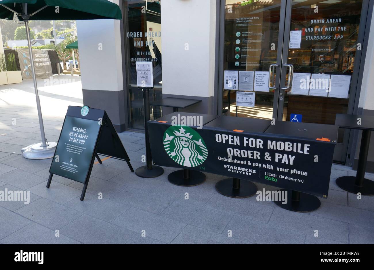 Los Angeles, Californie, États-Unis 26 mai 2020 UNE vue générale de l'atmosphère de starbucks ouvert pour les commandes à emporter à la porte pendant l'épidémie de coronavirus le 26 mai 2020 à Los Angeles, Californie, États-Unis. Photo par Barry King/Alay stock photo Banque D'Images