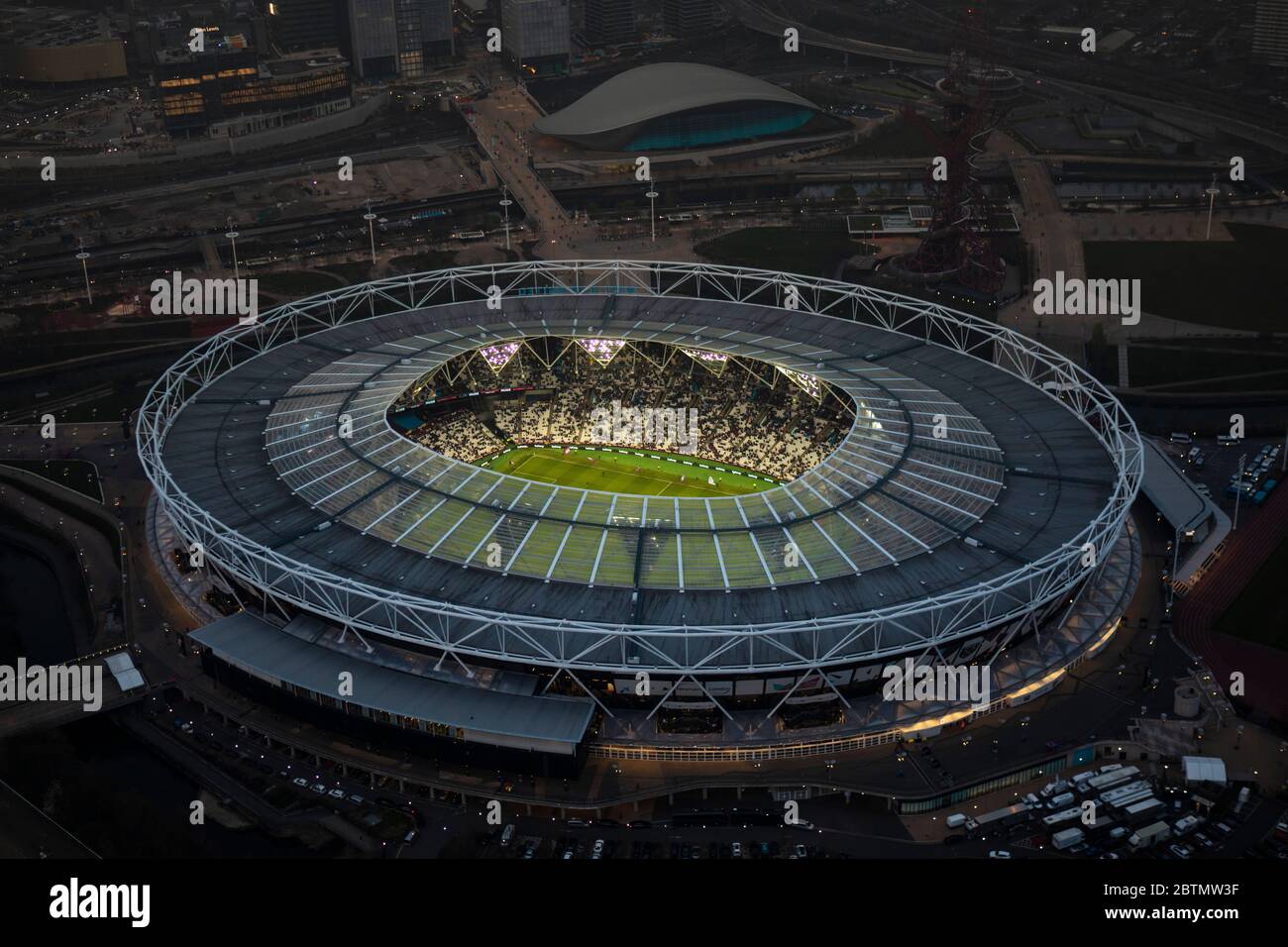 Vue aérienne du London Bridge Stadium, Londres, Royaume-Uni à Dusk Banque D'Images