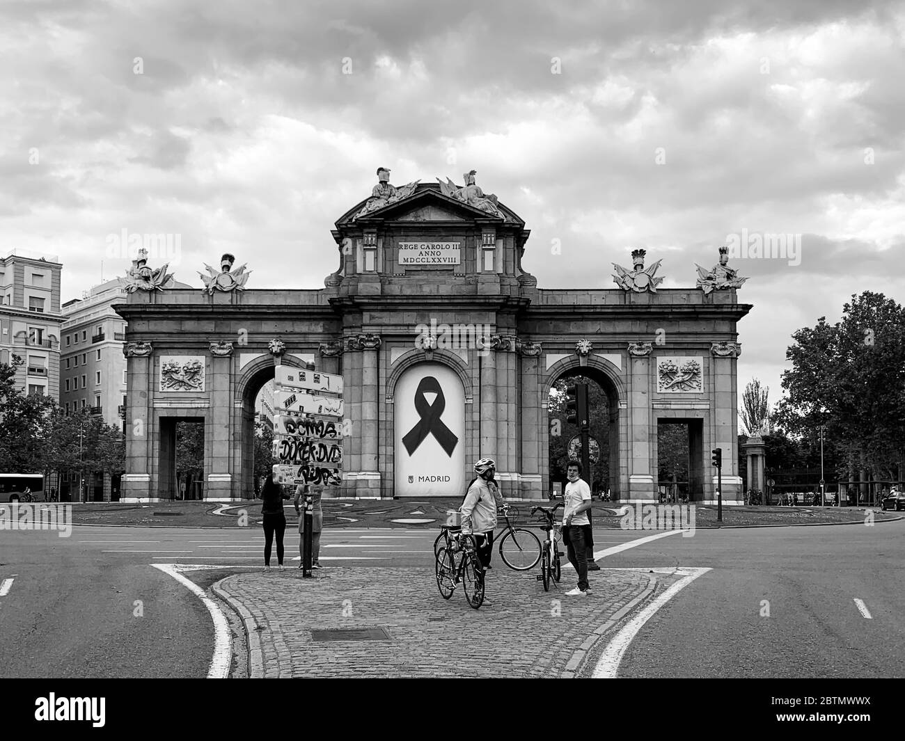 Madrid, Espagne - 19 2020 mai : la vie de rue de Madrid, avec des personnes et des bâtiments après le confinement total à Madrid en raison du coronavirus (COVID-19) infecti Banque D'Images