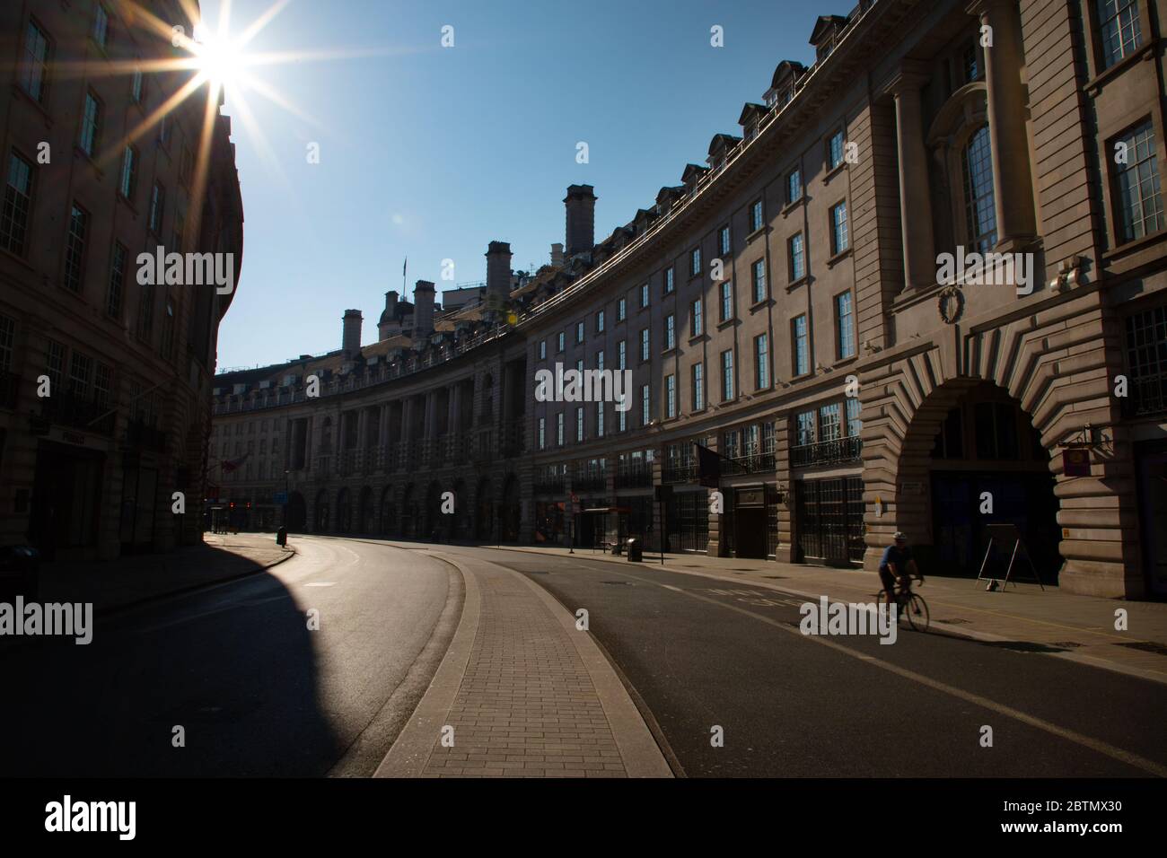 La célèbre courbe sur la rue Regent de Londres, vide de circulation et de personnes. La rue est déserte en raison de la réglementation de confinement en place pendant le Cor Banque D'Images