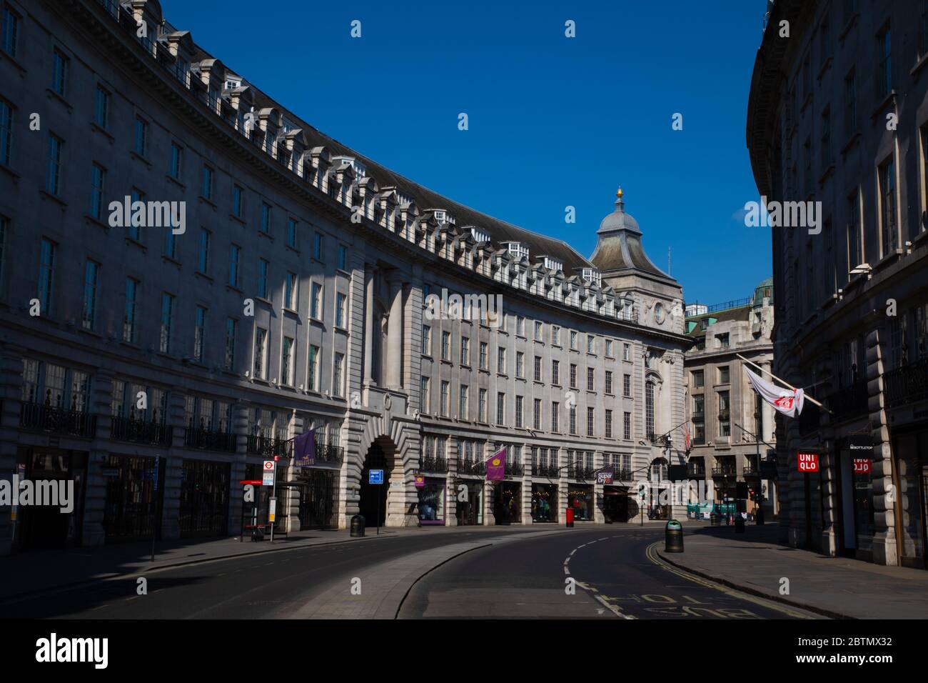La célèbre courbe sur la rue Regent de Londres, vide de circulation et de personnes. La rue est déserte en raison de la réglementation de confinement en place pendant le Cor Banque D'Images