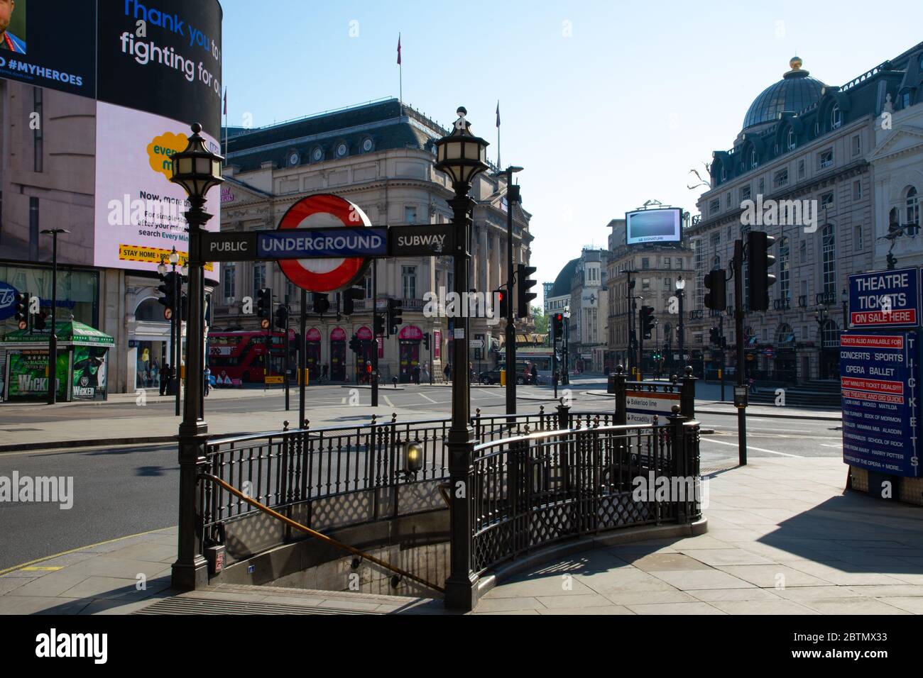 Piccadilly Circus, vide de circulation et de personnes. La région est déserte en raison des règlements de confinement mis en place pendant l'épidémie de coronavirus au Royaume-Uni Banque D'Images