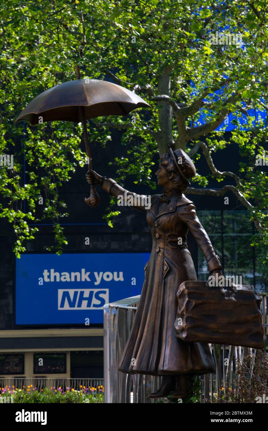 Leicester Square vide de circulation et de personnes. La région est déserte en raison des règlements de confinement mis en place pendant l'épidémie de coronavirus au Royaume-Uni. Banque D'Images