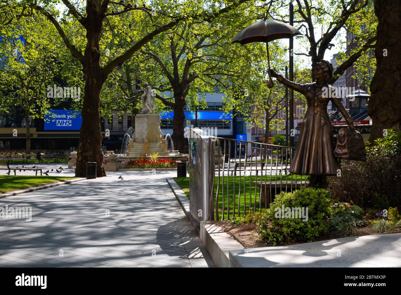 Leicester Square vide de circulation et de personnes. La région est déserte en raison des règlements de confinement mis en place pendant l'épidémie de coronavirus au Royaume-Uni. Banque D'Images