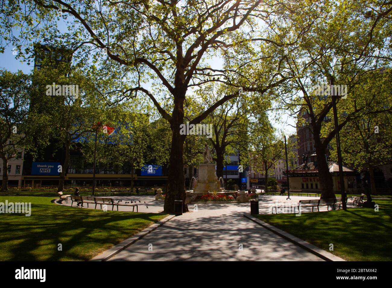 Leicester Square vide de circulation et de personnes. La région est déserte en raison des règlements de confinement mis en place pendant l'épidémie de coronavirus au Royaume-Uni. Banque D'Images