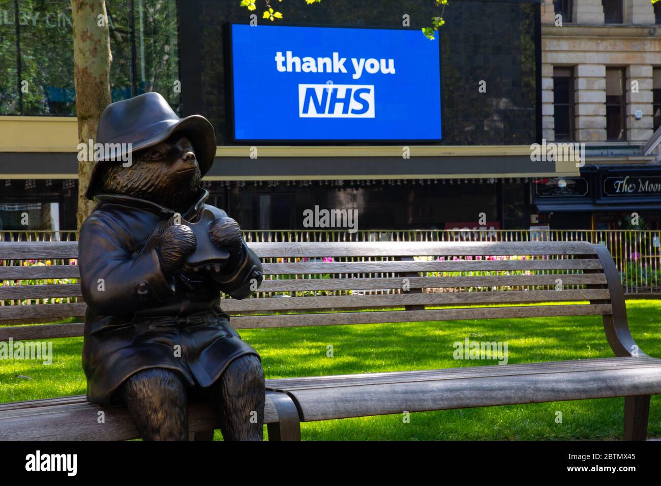Leicester Square vide de circulation et de personnes. La région est déserte en raison des règlements de confinement mis en place pendant l'épidémie de coronavirus au Royaume-Uni. Banque D'Images