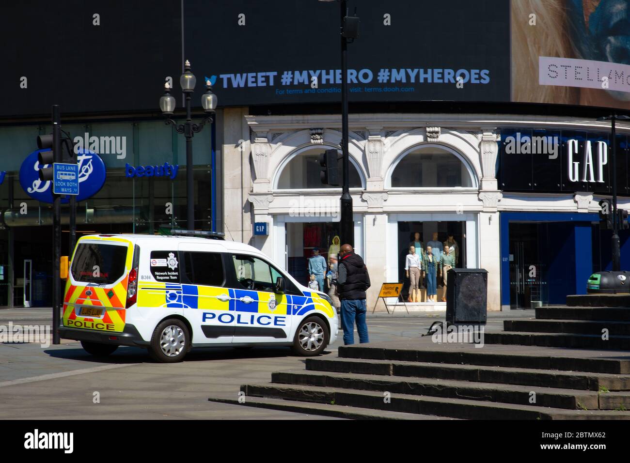 La police de Piccadilly Circus applique les réglementations de verrouillage mises en place pendant l'épidémie de coronavirus au Royaume-Uni. Les règlements ont quitté le centre de L. Banque D'Images